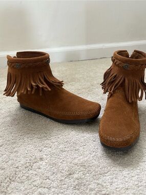Minnetonka Fringe Bootie Suede Ankle in TAN/ Cognac